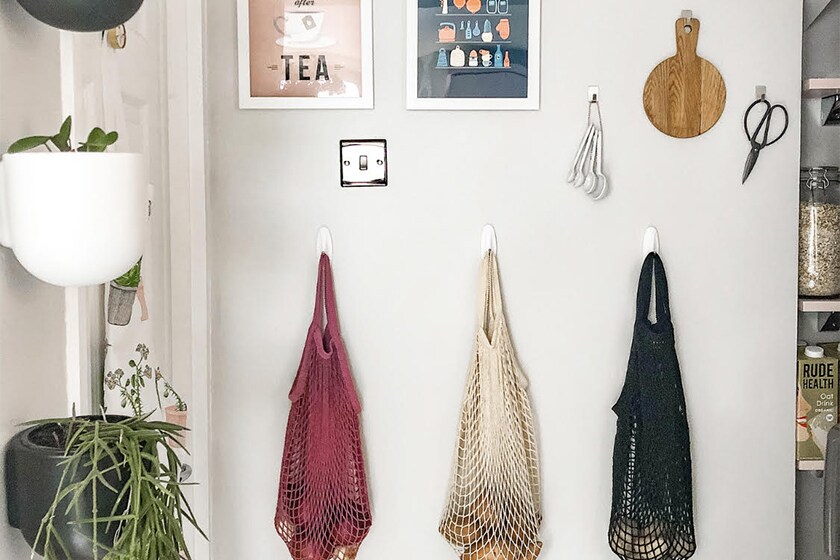 Fácil acceso a todos los utensilios de cocina organizándolos con los productos  Command™
