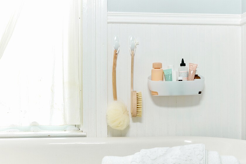 Ganchos y organizadores para baño con las soluciones Command™
