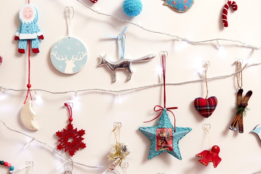 Idea de decoración navideña en una pared
