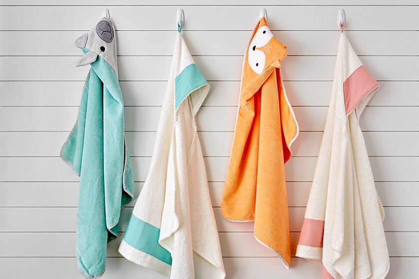 Colgar toallas de niños con las soluciones Command™
