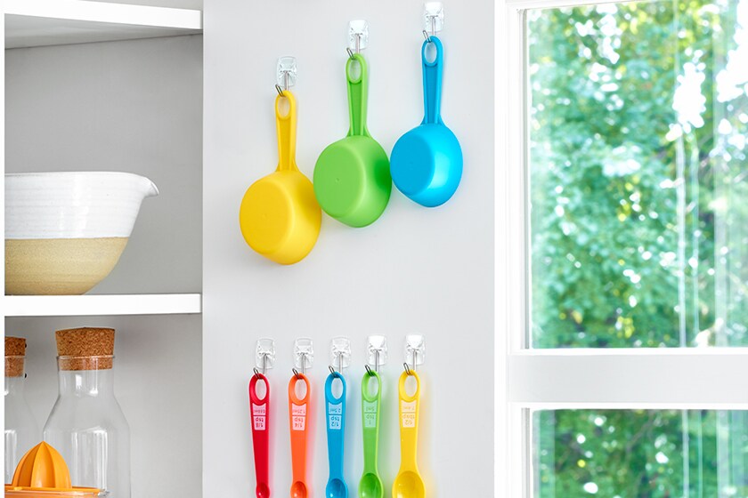 Organizar los armarios de pared de la cocina con las soluciones Command™
